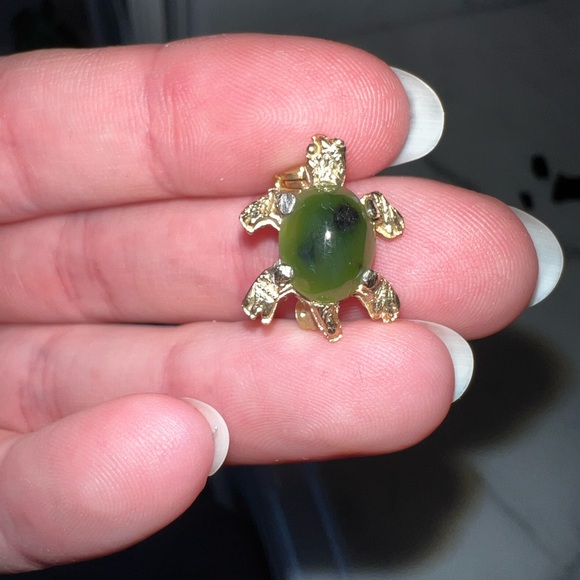 Set of 2 Green Stone Turtle Jewelry Pieces Pin and Necklace Pendant - Picture 6 of 16